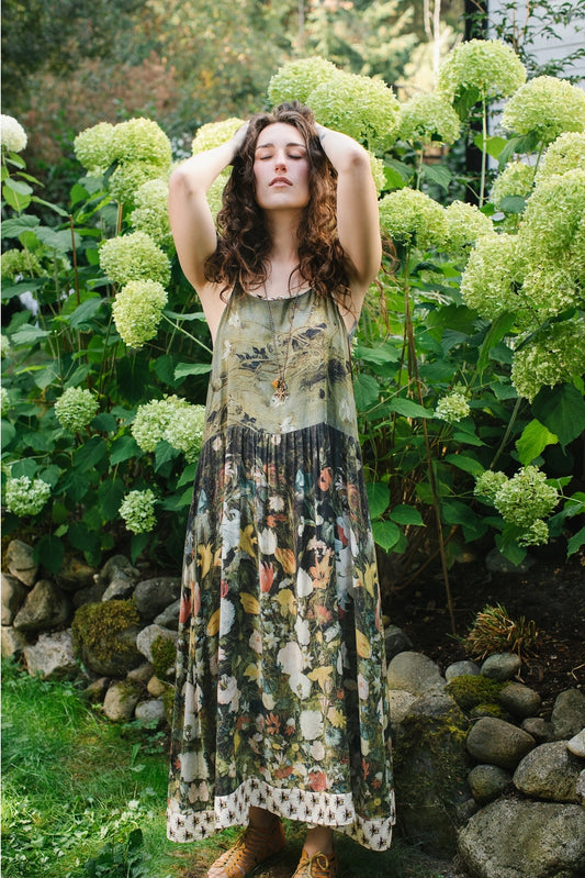 Market to the Stars I Dream in Flowers Bohéme Slip Dress With Bees